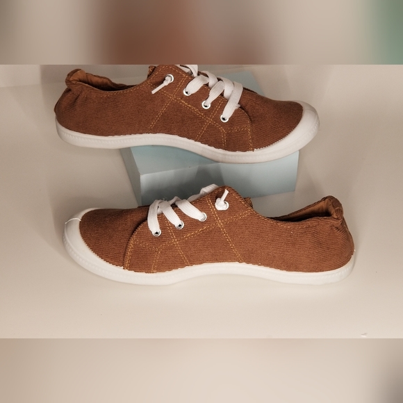 *NWT* Twisted Brand Shoes - Picture 8 of 9